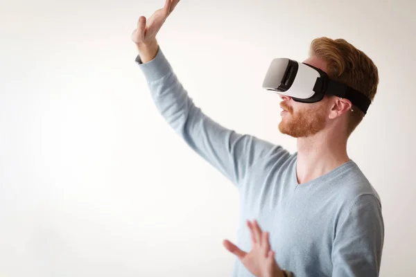 Uomo che indossa occhiali VR della tecnologia futura — Foto Stock