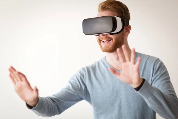 Uomo che indossa occhiali VR della tecnologia futura — Foto Stock