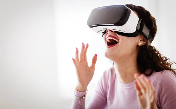 Gafas VR dando increíble experiencia de juego — Foto de Stock