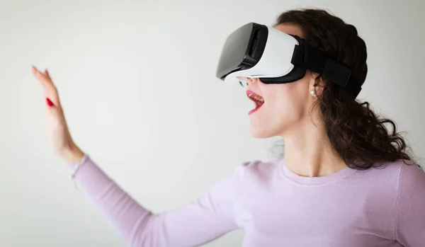VR-Brille sorgt für erstaunliches Spielerlebnis — Stockfoto