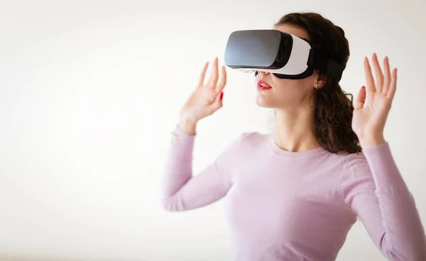 VR-Brille sorgt für erstaunliches Spielerlebnis — Stockfoto