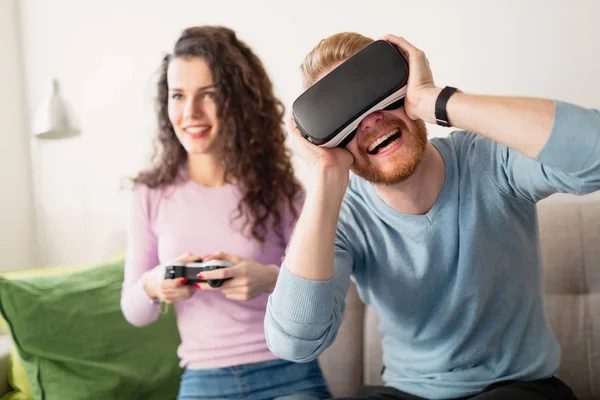 Casal se divertindo jogando com VR — Fotografia de Stock