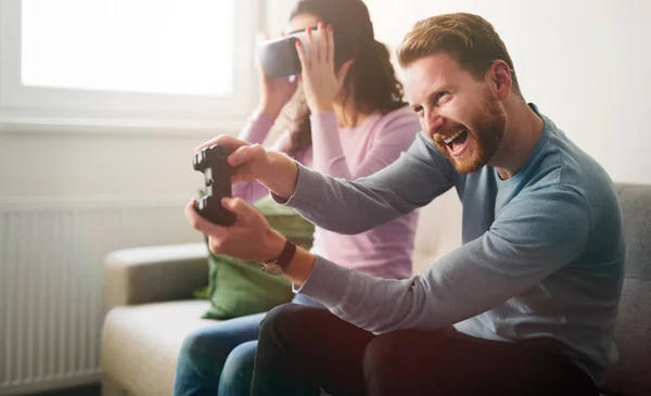 Casal desfrutando VR e jogando jogos — Fotografia de Stock