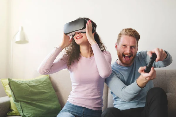 Paar mit spaß spielend mit vr — Stockfoto