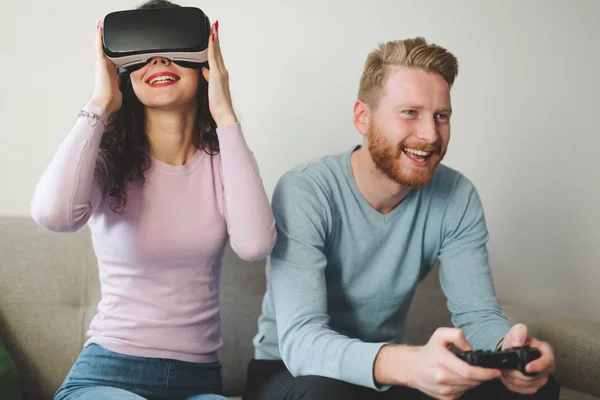 Casal desfrutando VR e jogando jogos — Fotografia de Stock