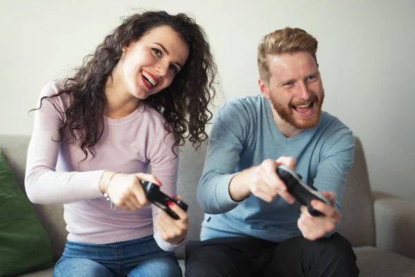 Belo casal jogando videogames no console — Fotografia de Stock