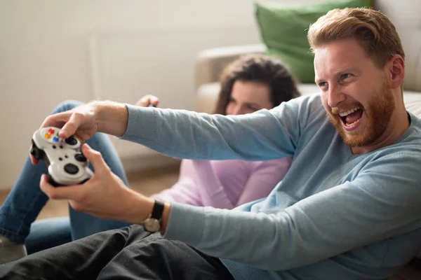 Casal feliz jogar jogos de vídeo — Fotografia de Stock