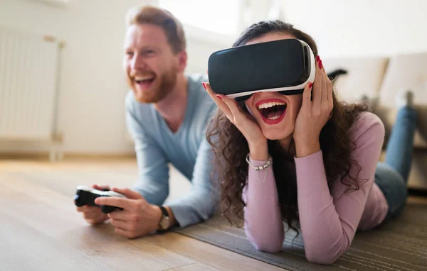 Casal se divertindo jogando com VR — Fotografia de Stock