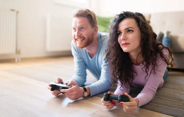 Hermosa pareja jugando videojuegos en la consola — Foto de Stock