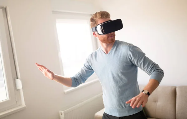 Uomo che indossa occhiali VR della tecnologia futura — Foto Stock