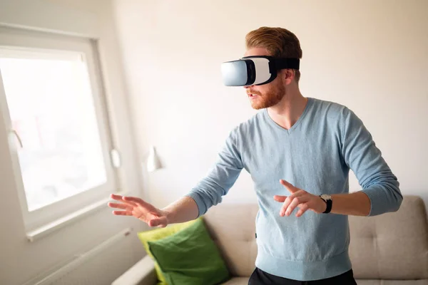 Uomo che indossa occhiali VR della tecnologia futura — Foto Stock