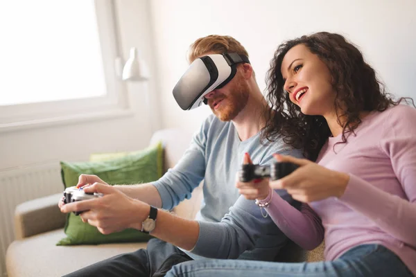 Güzel çift video oyun konsolunda oynamak — Stok fotoğraf