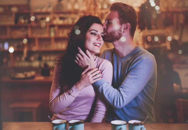 Paar dating in restaurant op xmas — Stockfoto