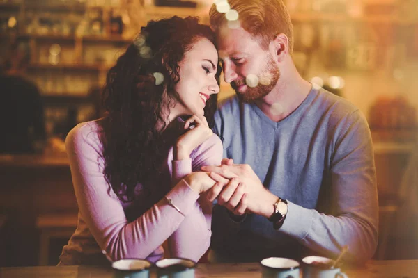 Pareja citas en la cafetería en Navidad —  Fotos de Stock