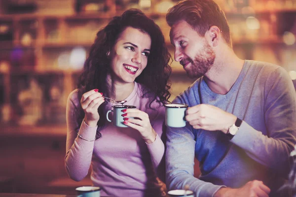 Pareja citas en el restaurante en Navidad — Foto de Stock