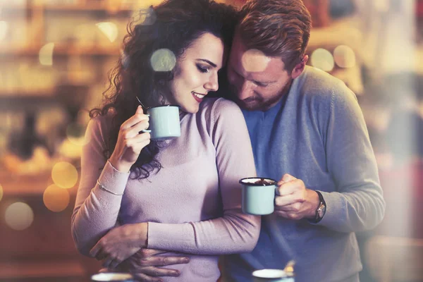 Paar dating in café op xmas — Stockfoto