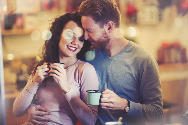 Paar dating in café op xmas — Stockfoto