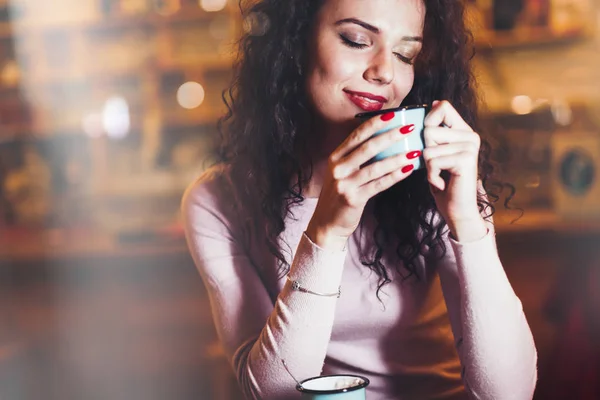 Женщина наслаждается ароматным кофе — стоковое фото