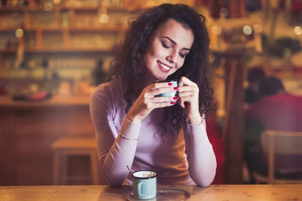 Mulher desfrutando de café aromático — Fotografia de Stock