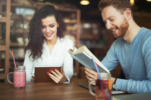 Glückliches Paar studiert in der Bibliothek — Stockfoto
