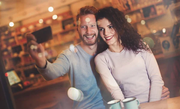 Vackra par tar selfie i café — Stockfoto