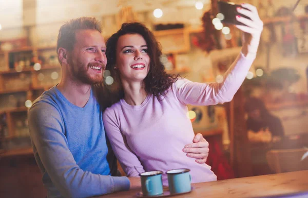 Schönes Paar macht Selfie im Café — Stockfoto