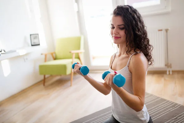 Fit Sportvrouw oefenen thuis — Stockfoto