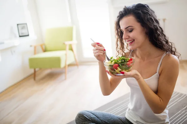 Mulher bonita comer alimentos frescos saudáveis — Fotografia de Stock