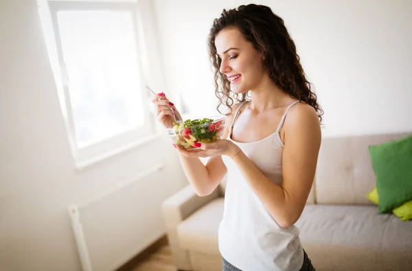 Hermosa mujer comiendo alimentos frescos saludables — Foto de Stock