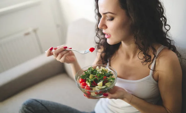 Femme enceinte manger de la salade — Photo