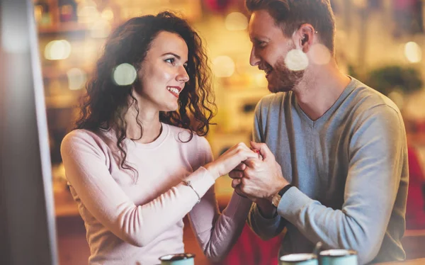 Paar dating in restaurant op xmas — Stockfoto