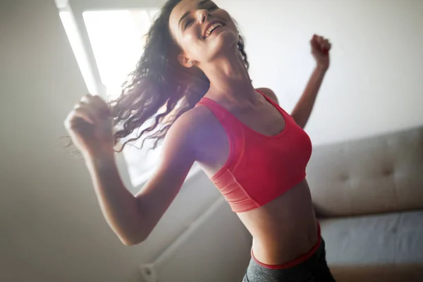 Fit  sportswoman exercising at home — Stock Photo, Image