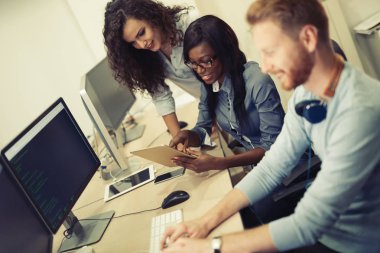 Bir yazılım şirketi geliştirme çalışma programcı