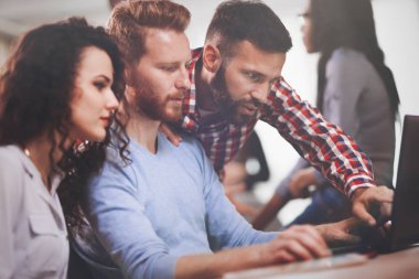 Bir yazılım şirketi geliştirme çalışma programcı