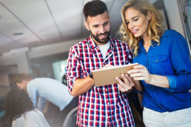 Toplantı Konferans salonuna sahip iş arkadaşları