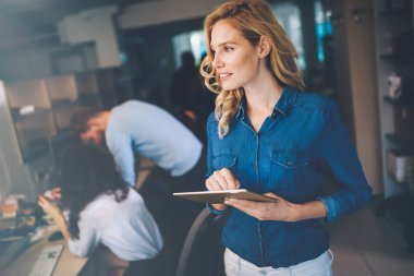 Tablet kullanma modern office iş kadını