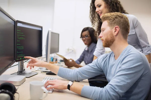 Programador trabalhando em uma empresa de desenvolvimento de software — Fotografia de Stock