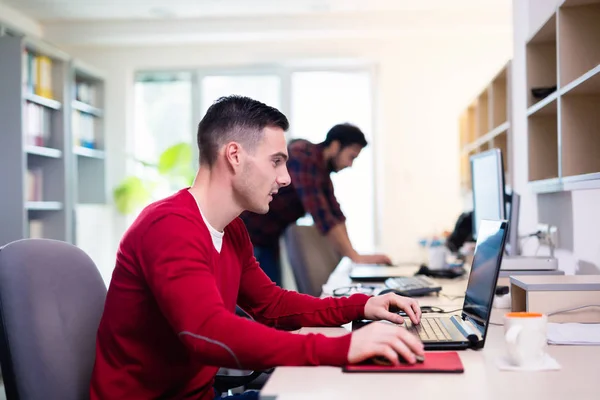 Programador trabalhando em uma empresa de desenvolvimento de software — Fotografia de Stock