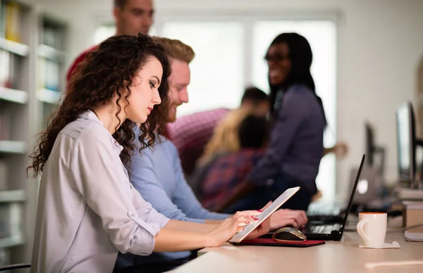 Colleagues working together in company office — Stock Photo, Image