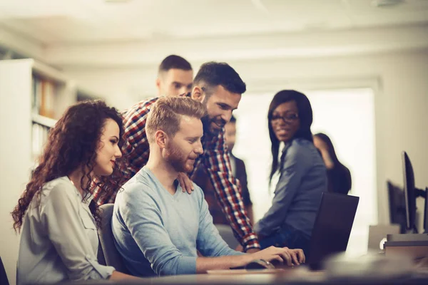 Programmers cooperating at it company — Stock Photo, Image