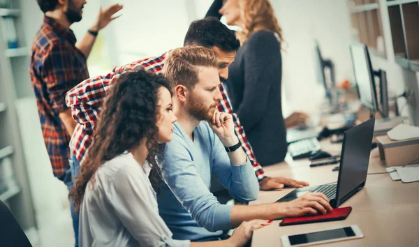 Programadores que cooperam na sua companhia — Fotografia de Stock