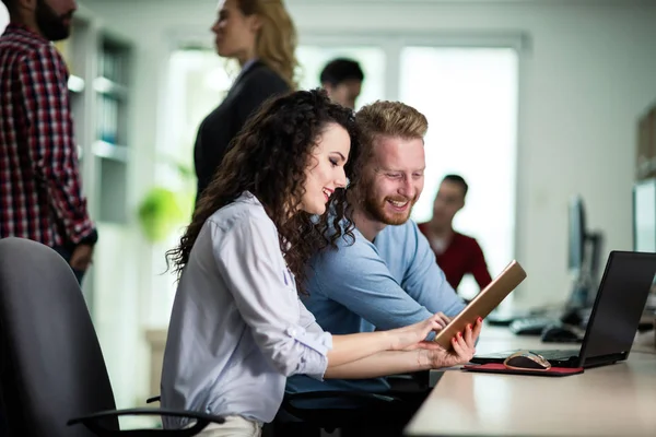 Programmere som samarbeider i selskapet – stockfoto