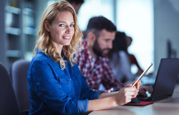 Blond kvinna som arbetar på IT-företag — Stockfoto