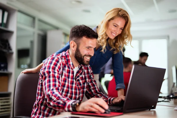 Företagets medarbetare brainstorming i företaget — Stockfoto