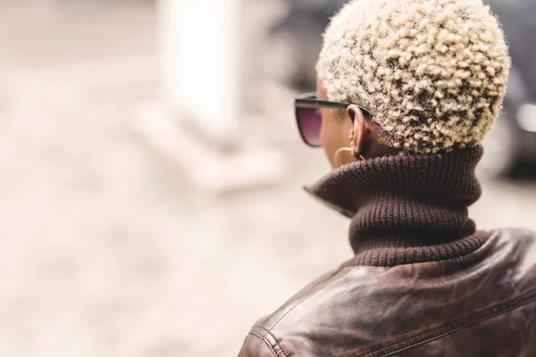 Mujer negra con pelo afro corto — Foto de Stock