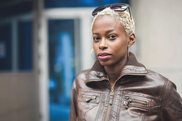 短いアフロ髪の黒の女性 — ストック写真