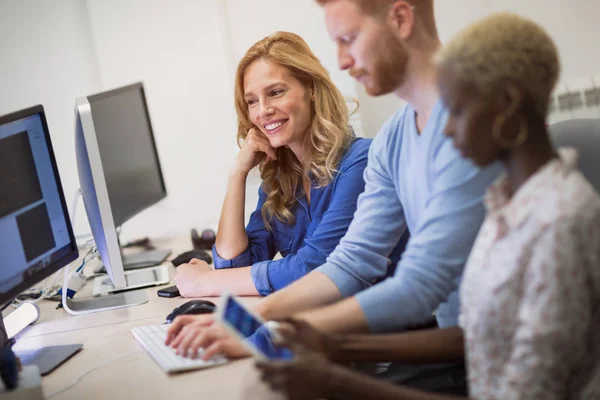 Colleagues working together in company office — Stock Photo, Image