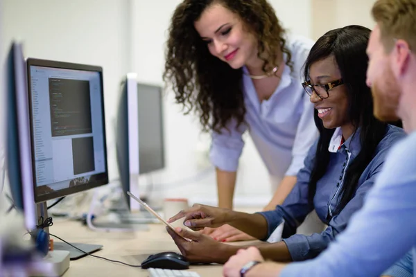 Programmers cooperating at it company — Stock Photo, Image