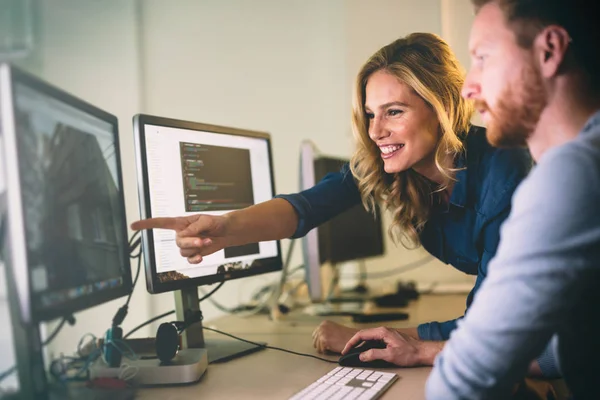 Programador trabalhando em uma empresa de desenvolvimento de software — Fotografia de Stock