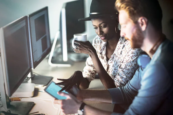 Colleagues working together in company office — Stock Photo, Image